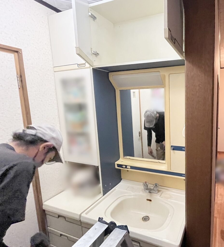 既存の洗面台を撤去します。