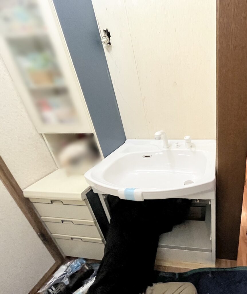 洗面台の設置を行います。
下台を設置し、給排水配管を接続します。