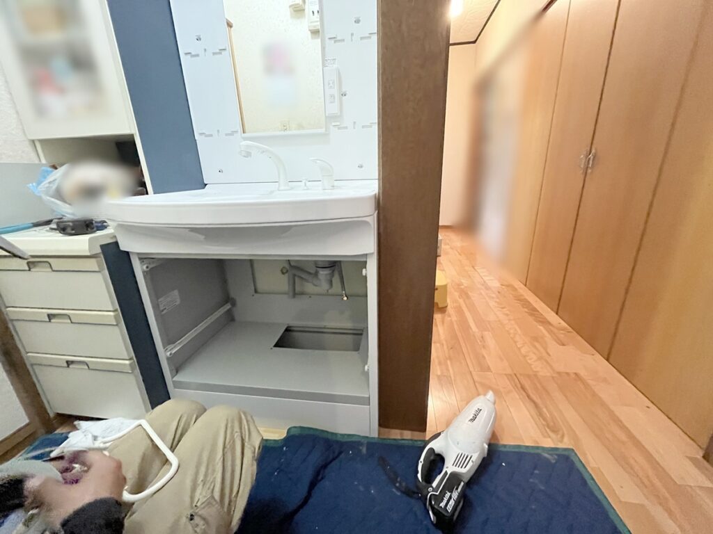 化粧鏡を設置します。