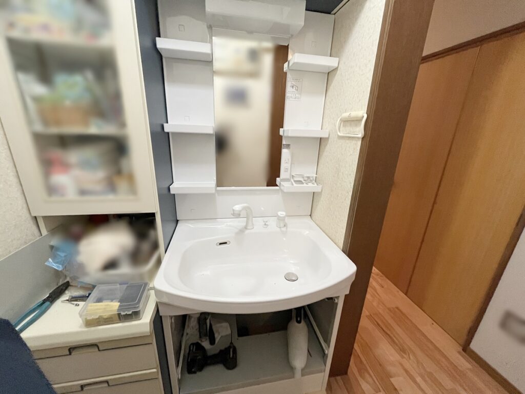 上台に棚などを取り付けます。