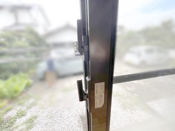 リビング窓の鍵取り付け