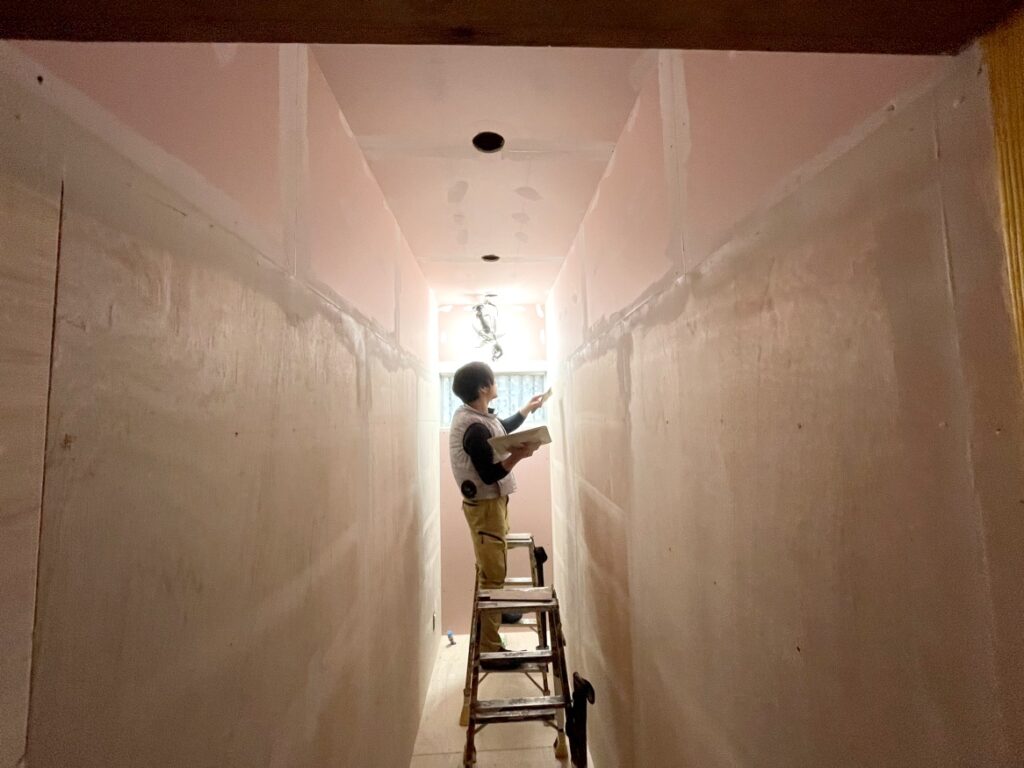 クロスを貼って仕上げるため、下地ボードの継ぎ目をパテで埋めて段差や隙間を無くしていきます。