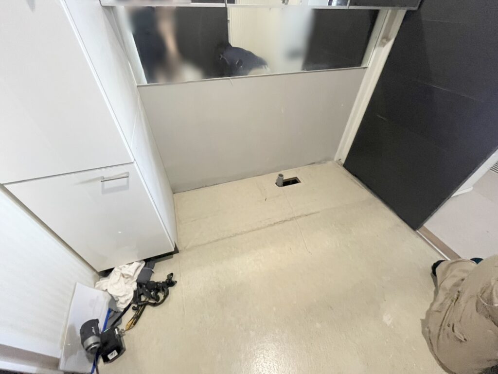 既存の洗面台を撤去します。
