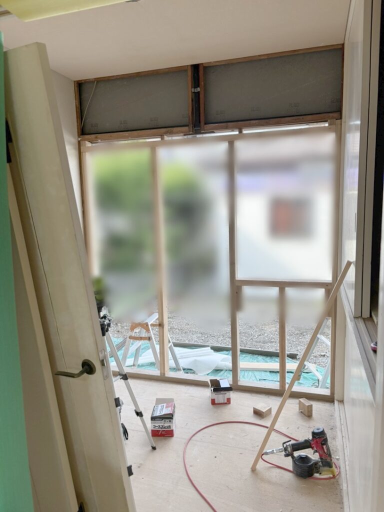 増築された部屋に隣接していた壁面です。窓を小さく変更しました。木枠を組み、新しい窓を設置します。