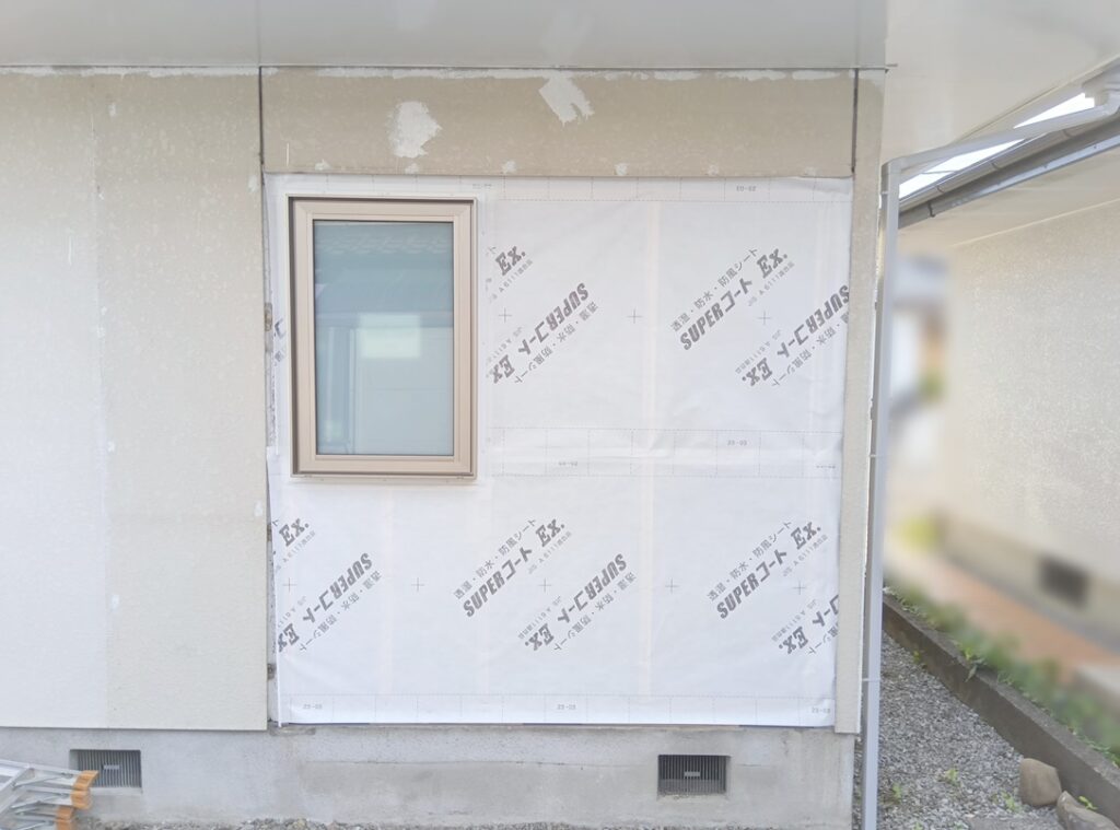 窓を小さくしたことで、外壁部分も補修が必要になります。既存の外壁材に合わせて仕上げていきます。