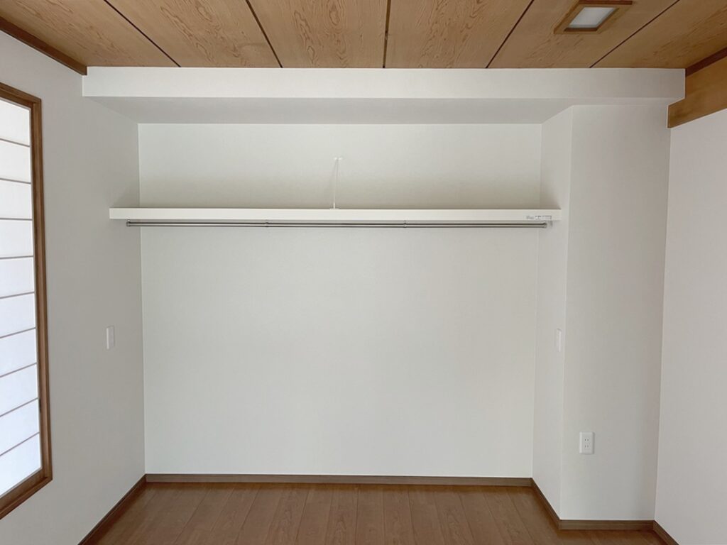 和室の押入れ（天袋・地袋付き）をオープンクローゼットに変更しました。扉をなくすことで中が見やすく、衣類の管理がしやすくなります。