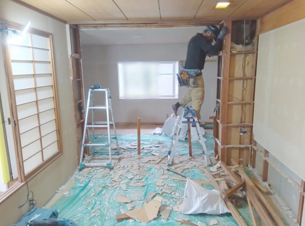 プラン内容に沿って、少しずつ解体を進めています。既存部分を慎重に確認しながら、次の工程へ備えます。