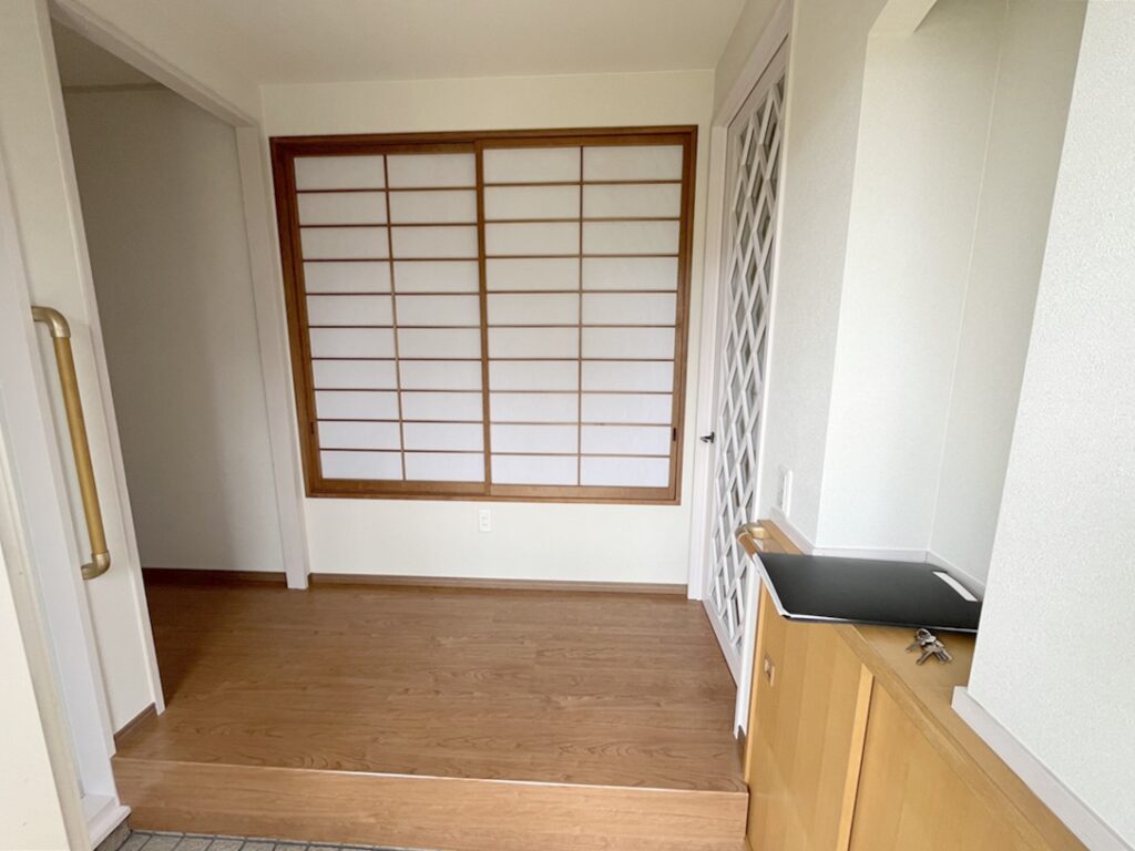 ドアを開けた瞬間、より明るく感じる玄関へ。正面の和室の障子も新しく張り替えました。