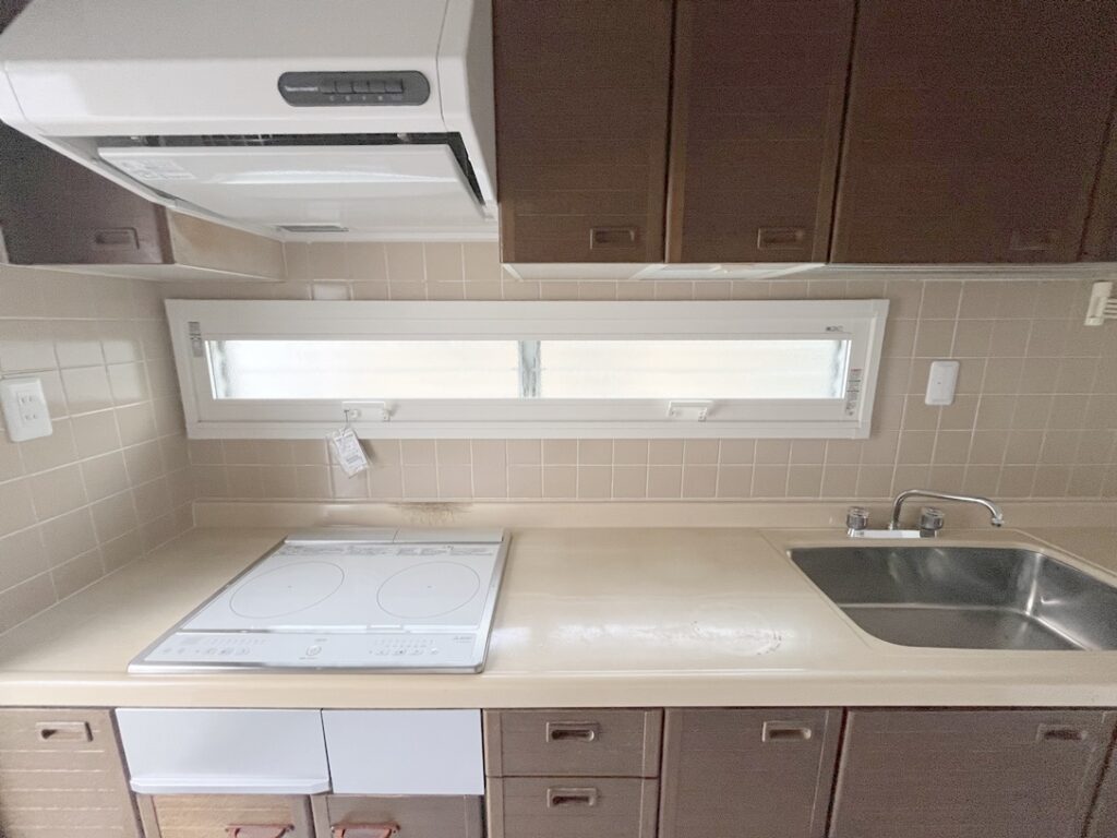 レンジフードとIHを新しく入れ替えました。操作もしやすく、お母様が安全にお料理を楽しめるキッチンになりました。