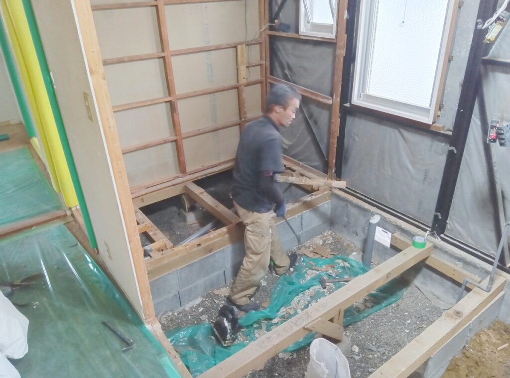 水回り全体を新しくするため、既存設備も解体します。床下の状況によって基礎を整えます。