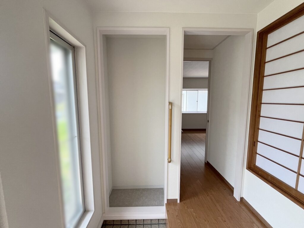 玄関収納には、下地補強を施してあります。暮らしに合わせて棚板やフックを追加できる、柔軟な仕様です。