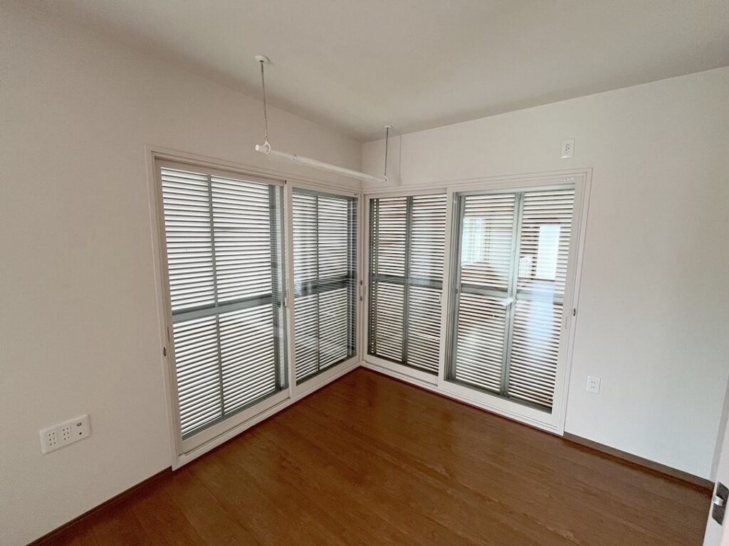 以前は一段下がっていた床をフラットに仕上げ、バリアフリーに。つながりのある空間となり、広がりを感じられます。