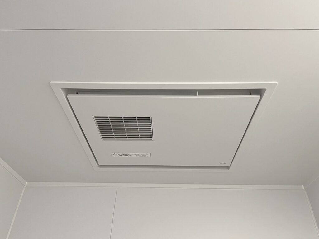 浴室に暖房を設けました。入浴前にあたためておけば、冬の寒さをやわらげ、ヒートショック予防にもつながります。