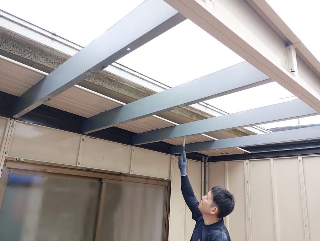 建物との取り合いを確認しながら、安全に作業を進めます。