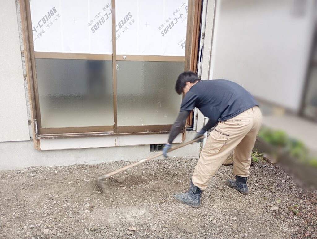 減築した箇所の基礎を撤去し、整地作業を行いました。