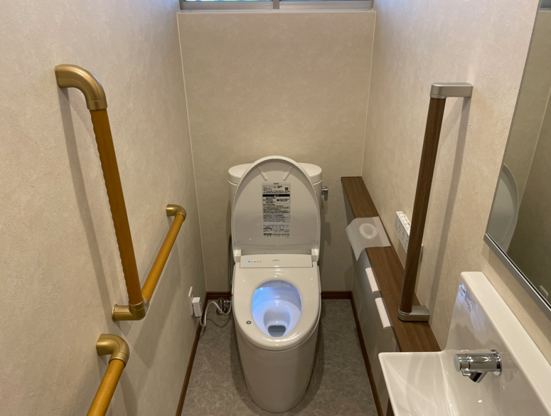 トイレの手すりはどこに付ける？高さ・太さのポイントと設置事例