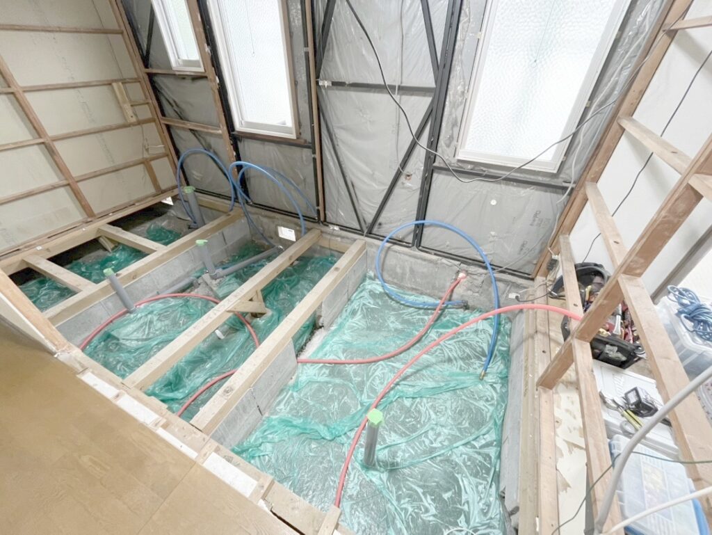 浴室・洗面・トイレの、配管工事を行っています。新たな設備に合わせて、給水・給湯・排水を施工。