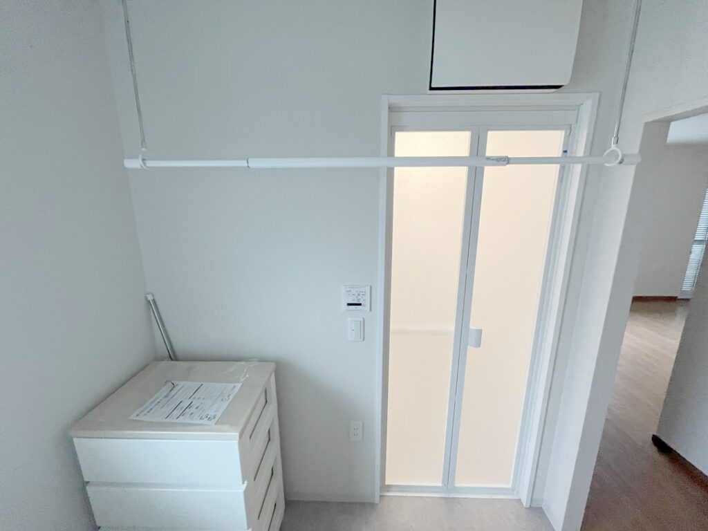 洗面室にも物干しを設置しました。サッとかけられる位置にあり、洗濯動線がスムーズでとても便利です。