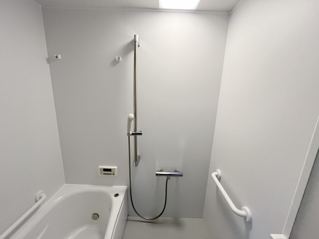 シンプルなユニットバスを採用し、すっきりと清潔感のある空間に仕上がりました。