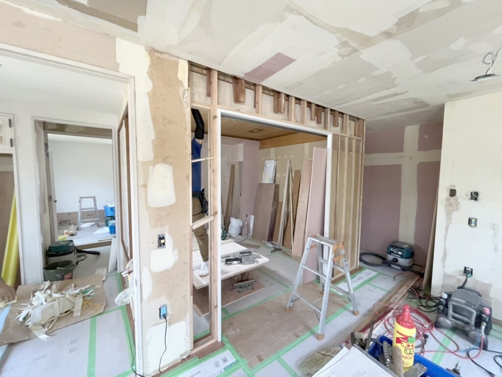 新しい間取りに合わせて、壁や床などの木工事を進めます。また、クロスを貼る前に、下地処理を行います。