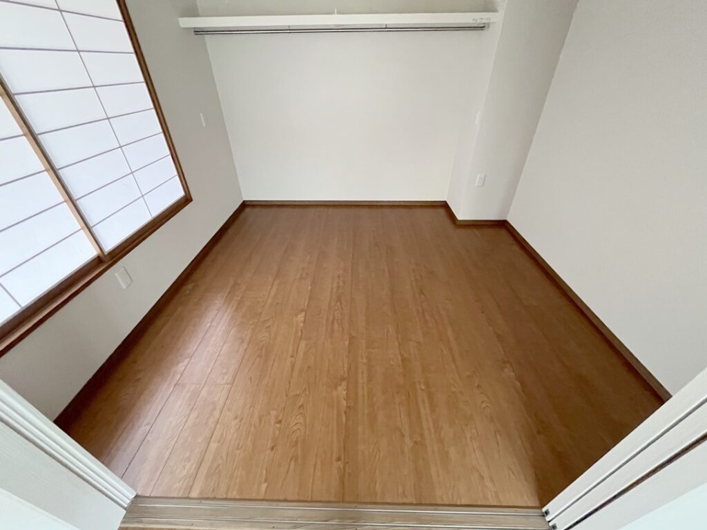 畳の床をフローリングに張り替え、洋室としてリニューアル。障子と天井の素材を和にすることで落ち着きのある空間になりました。