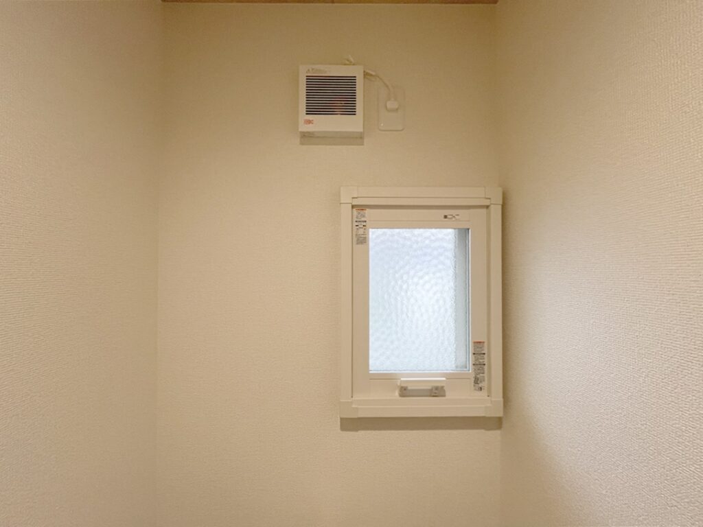 夜中のトイレは寒さが気になる場所ですが、内窓を設置したことで冷たい空気を感じにくく、安心して使えるようにしました。