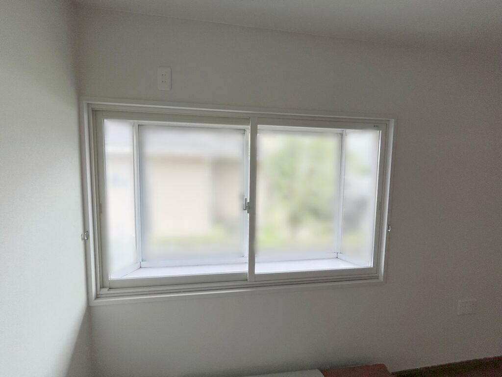 全ての窓にLIXILの内窓〈インプラス〉を取り付けました。冷暖房効率が上がり、結露も軽減。外の音も気になりにくくなります。