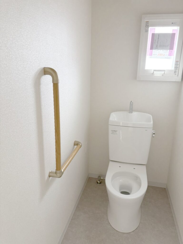 トイレには手すりを設置しました。立ち座りの動作をサポートし、安心してお使いいただけます。