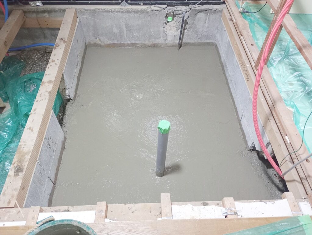 排水管の立ち上げを終え、土間コンクリートを打設します。