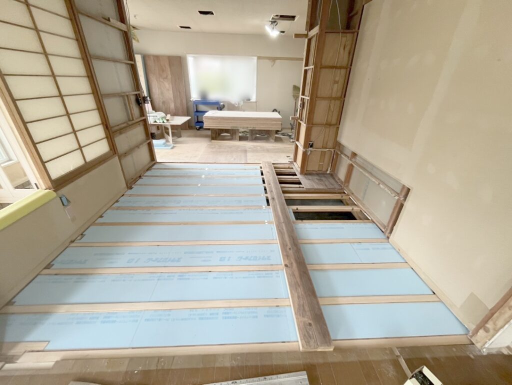 床にはスタイロフォーム、壁にはグラスウールを充填。目に見えない部分から、快適な暮らしを支える断熱工事です。
