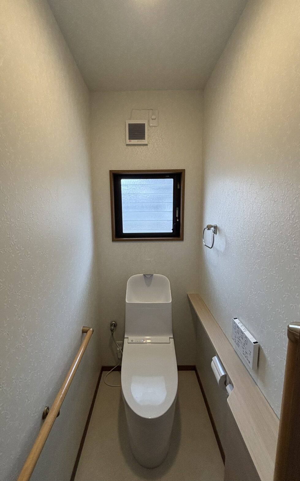 水漏れを機に便器交換！壁紙と床材も替えるトイレリフォーム