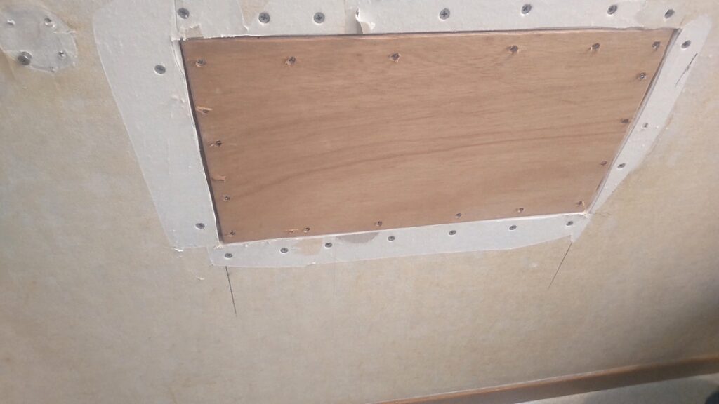 補強部分はコンパネを入れています。クロスを張る前には下地処理を行います。