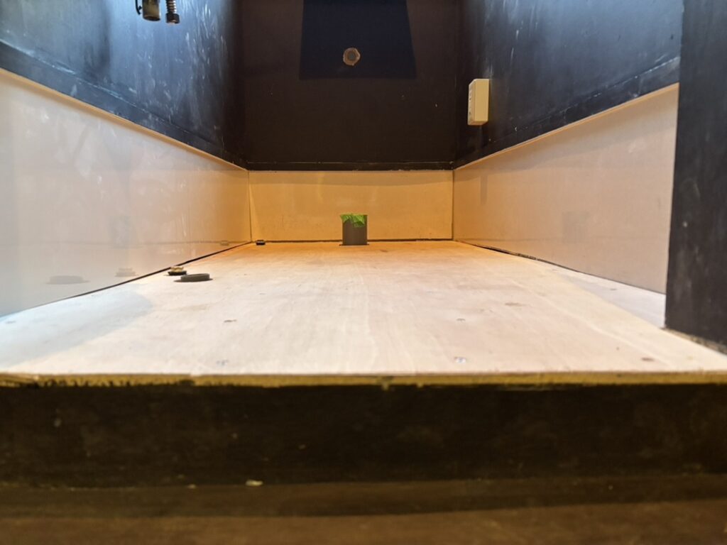 2日目は、床下の状態を確認したうえで、必要な補修作業を行い、コンパネ下地を貼りました。入り口段差部分の見切り材も交換しました。