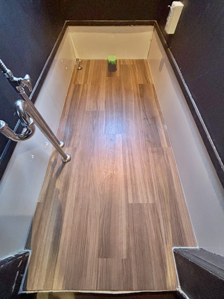 店舗のトイレなので、床材は東リの複層床ビニルシートを採用。クッションフロアよりも耐久性が高く、土足でも使用可能な床材です。