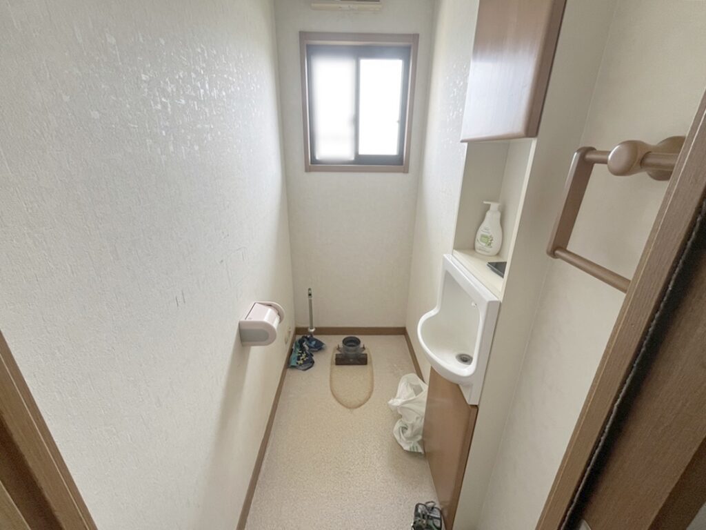 はじめに既存便器の撤去を行います。トイレ交換の際、便器の跡が残るため床の張り替えをご提案します。