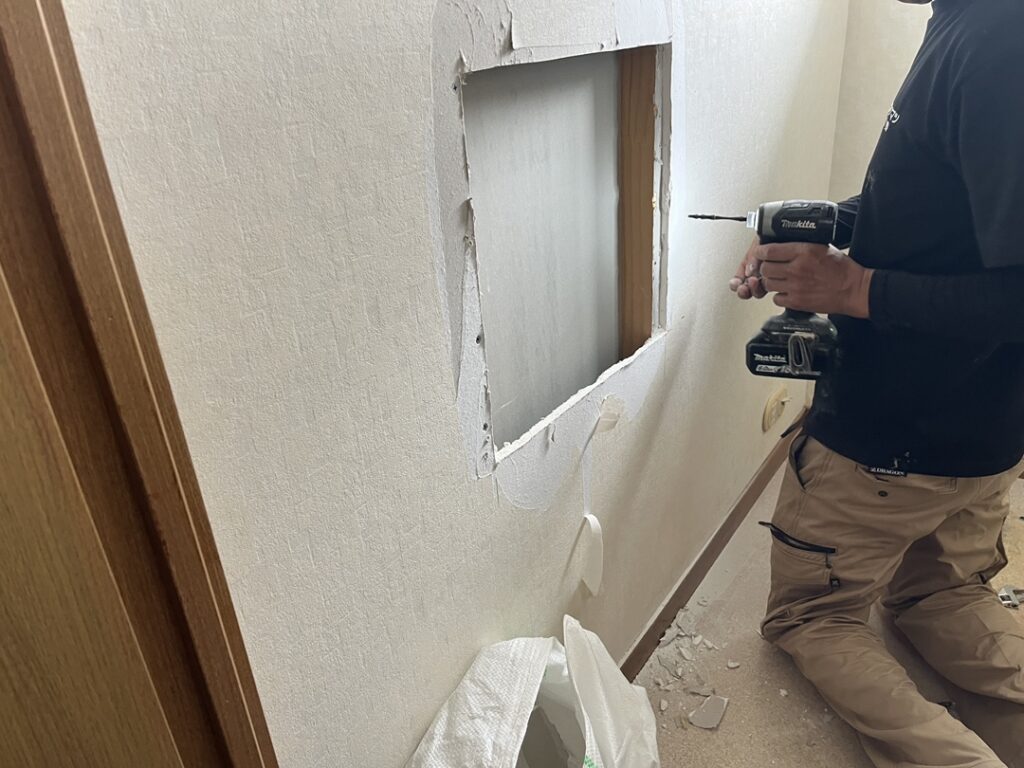 紙巻器の使用時の負荷を考慮して壁下地の補強工事を行いました。