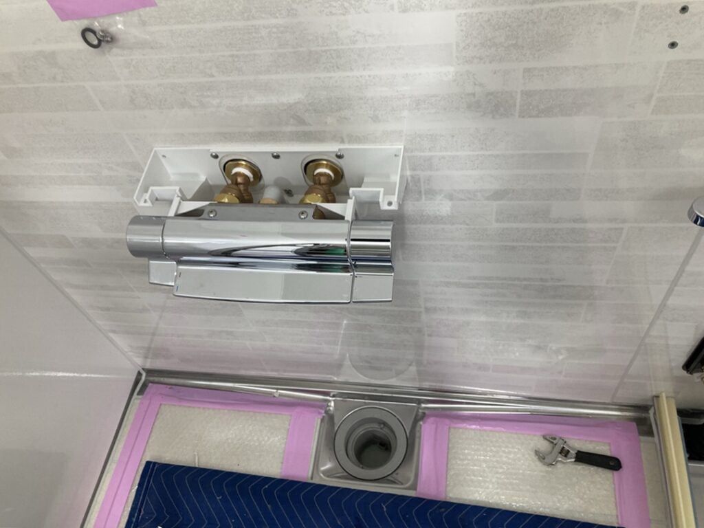 浴室水栓やシャワーなどの各種設備機器・パーツを取り付けます。使い方やお好みに合わせて、お客様にお選びいただける仕様となっており、組み合わせも可能です。