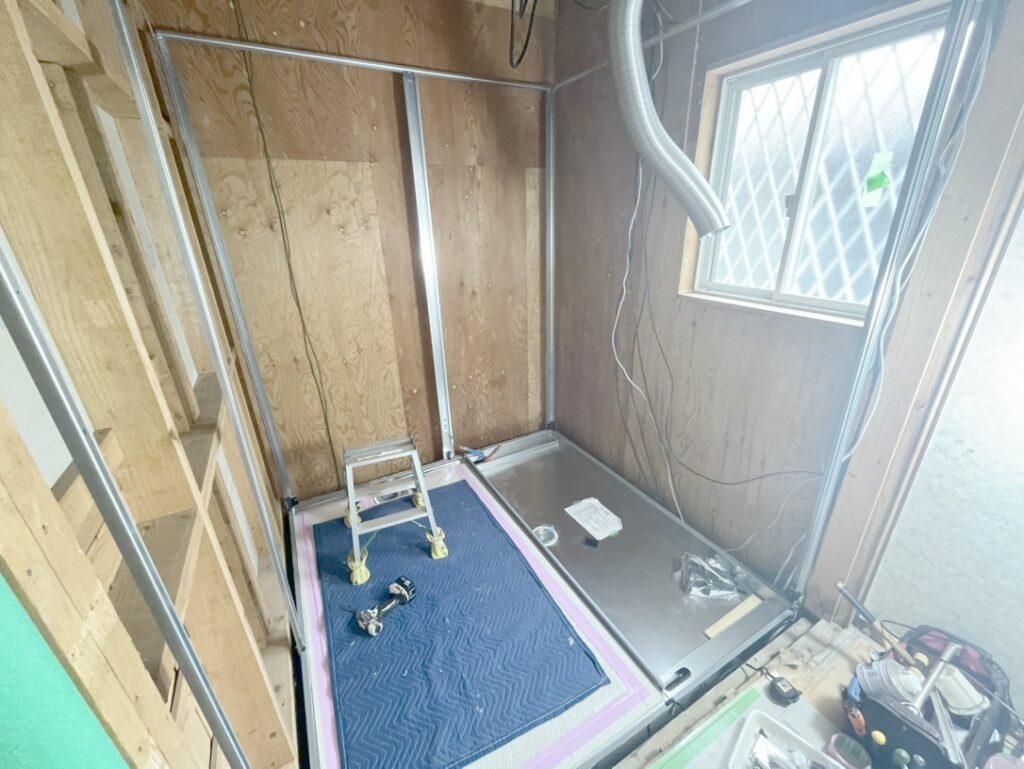 周囲をしっかり養生したうえで、
既存のユニットバスを解体。住まいを傷めないよう配慮しながら作業を進めます。