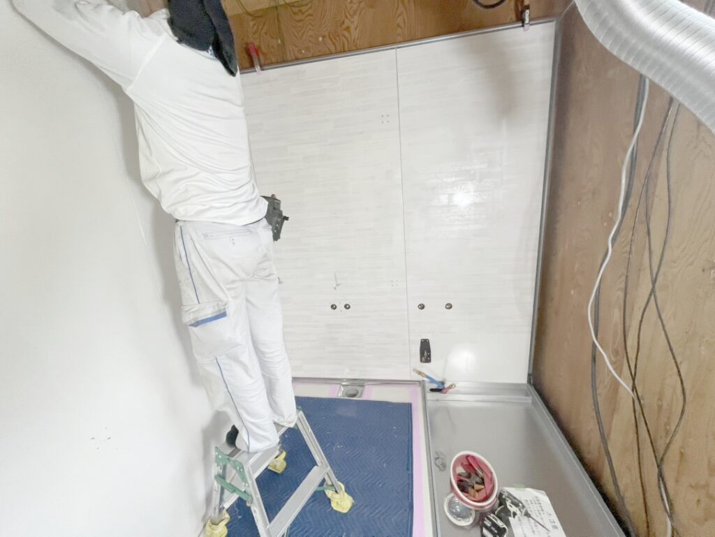 事前に現場で確認した寸法に合わせ、タカラスタンダードのシステムバスを組み込み。構造や納まりを一つひとつ確認していきます。