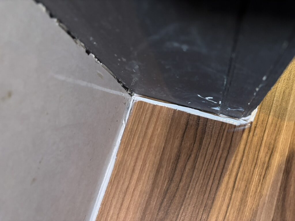 壁はパネル仕上げだったため、貼り替えは行いませんでした。床材との隙間はコーキングで仕上げました。