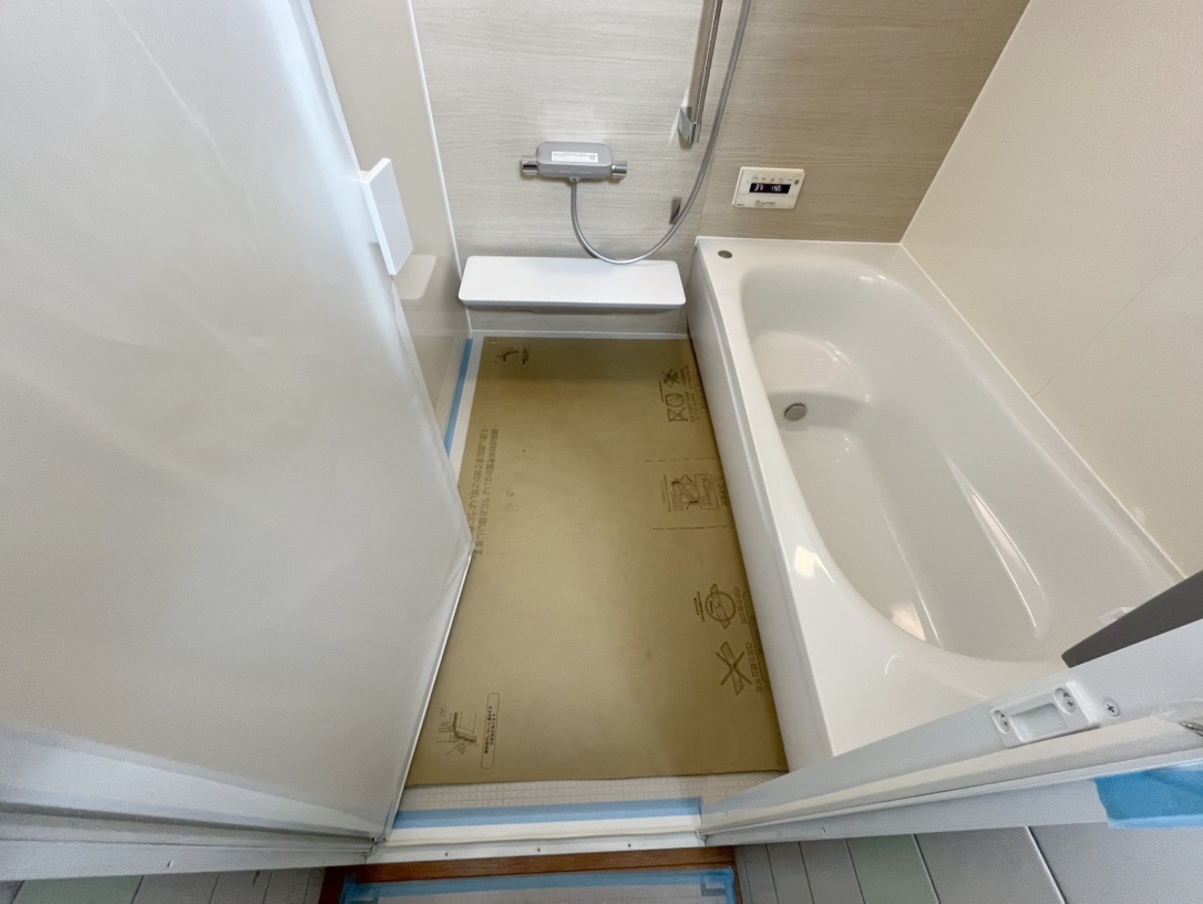 2/5【本日の工事】水廻りリフォーム　4日目：システムバスの組み込みを行いました！
