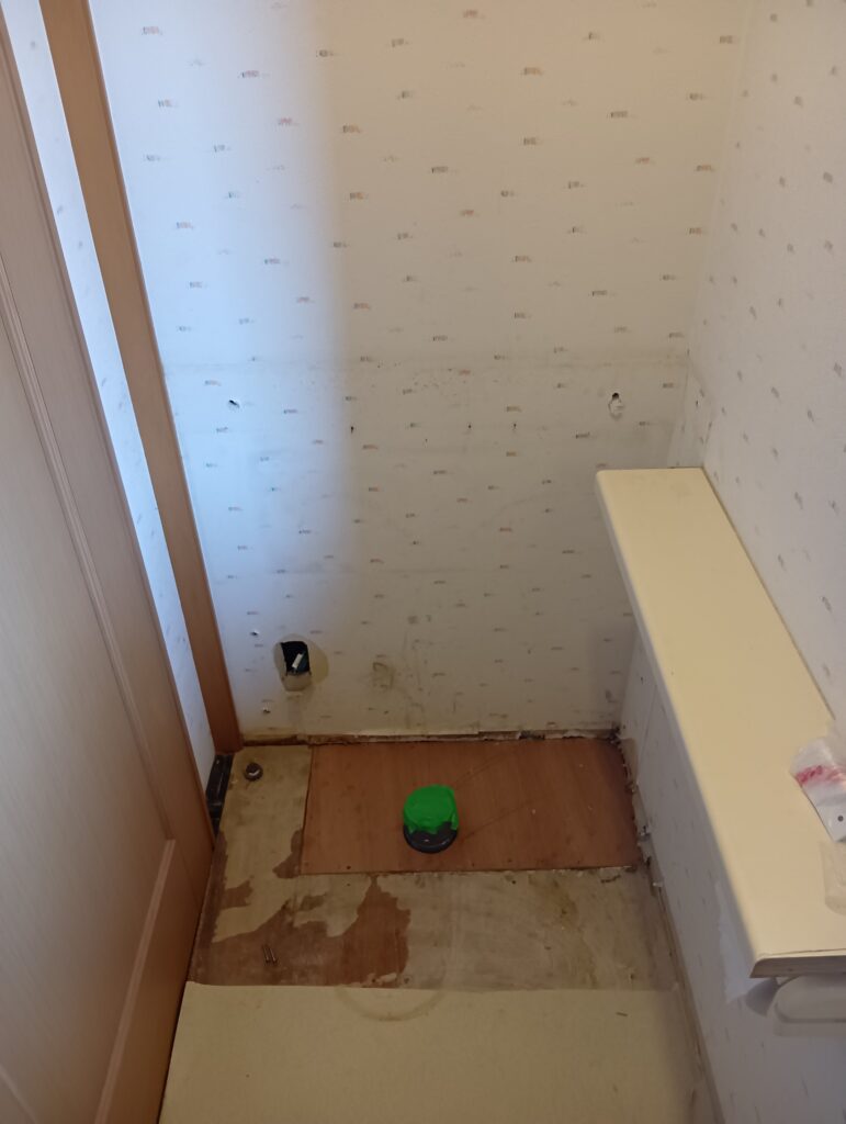 二階のトイレで床下からの作業が出来なかったため、床を切って配管の移動をさせていただきました。