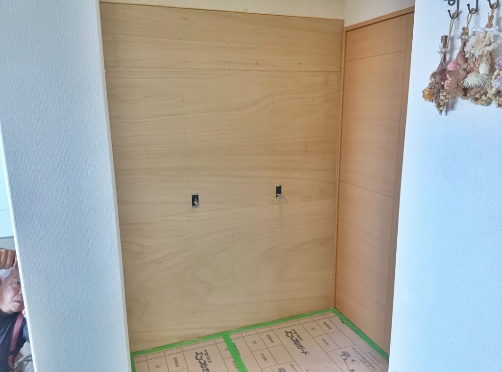 キッチン横には家電収納を設置するため、壁内部へ下地補強を行います。
