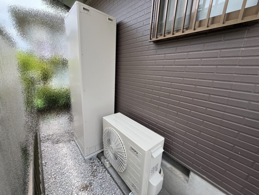 空気中の熱を利用して効率よくお湯をつくるエコキュートを設置。省エネ性に優れ、光熱費の節約にもつながる給湯設備です。