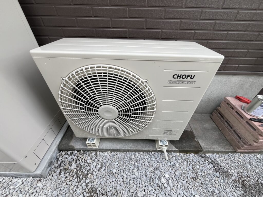 ヒートポンプユニットが空気中の熱を取り込み、お湯をつくります。少ない電力で効率よく給湯できるのが特長です。