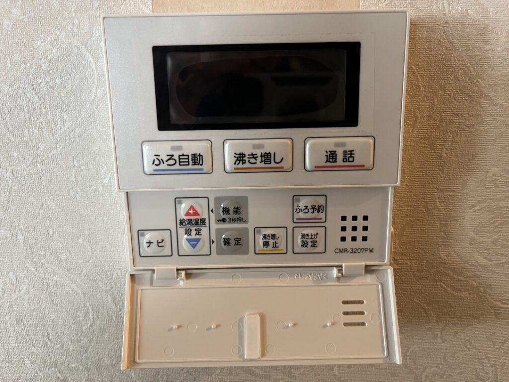 キッチンなどからお湯張りや追いだき操作ができるため、家事をしながらでも簡単に浴槽の準備ができます。設置後は操作方法も丁寧にご説明しました。