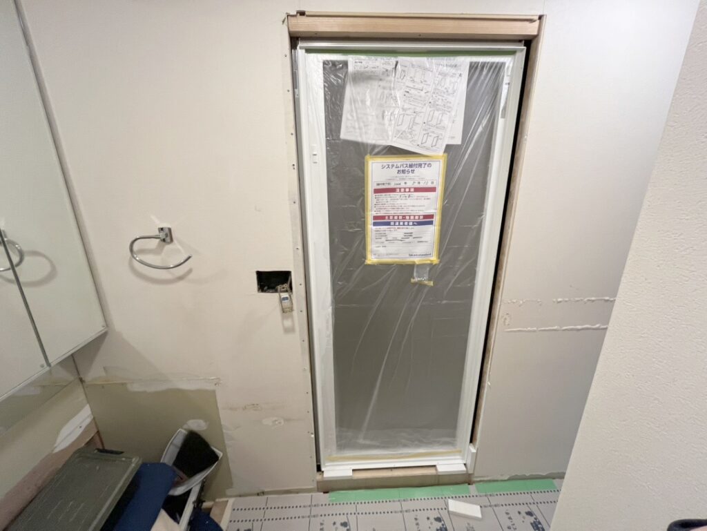 新しいシステムバスを組み立てながら、各部の納まりや水平を確認し、丁寧に施工を進めます。