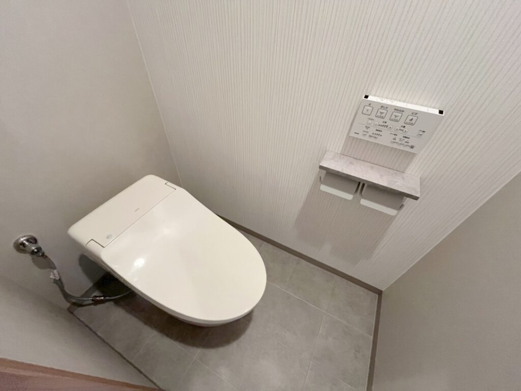トイレ内装もあわせてリフレッシュし、落ち着きのある空間へと生まれ変わりました。