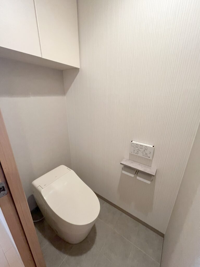 タンクを隠したすっきりとしたデザインが特長のTOTO「GGAタイプ」を採用。節水性と清掃性に優れ、空間を広く見せるスタイリッシュなトイレです。
