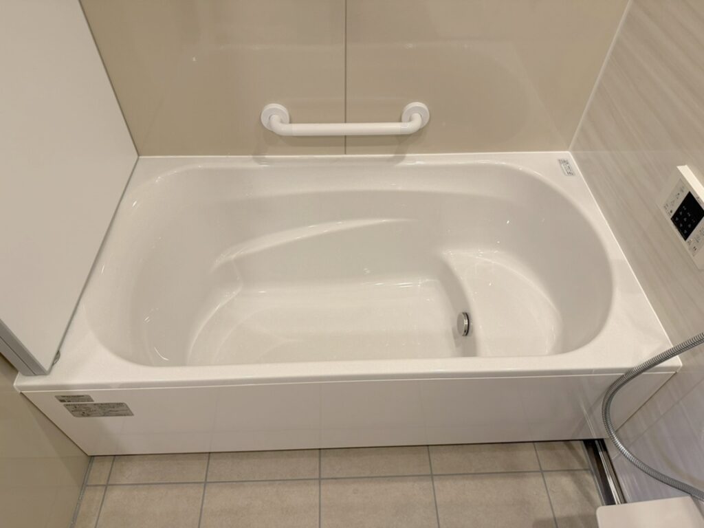 なめらかな質感と美しい光沢を実現。汚れが付きにくく、お手入れしやすい浴槽で、快適なバスタイムをサポートします。